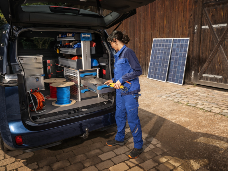Servicetekniker står bakom en VW ID. Buzz Cargo med öppet lastutrymme.