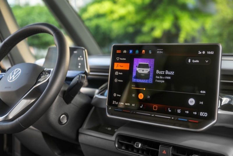 El VW Nuevo California aparcado en la orilla junto a dos personas.