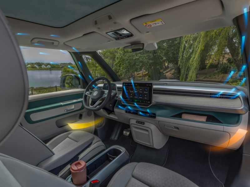 El VW Nuevo California aparcado en la orilla junto a dos personas.