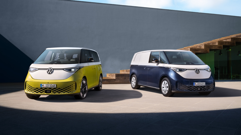 ID. Buzz Cargo jedzie po drodze szybkiego ruchu.