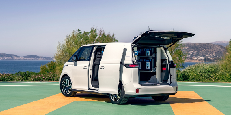 Ein VW ID. Buzz Cargo mit Sortimo Regalausbau.