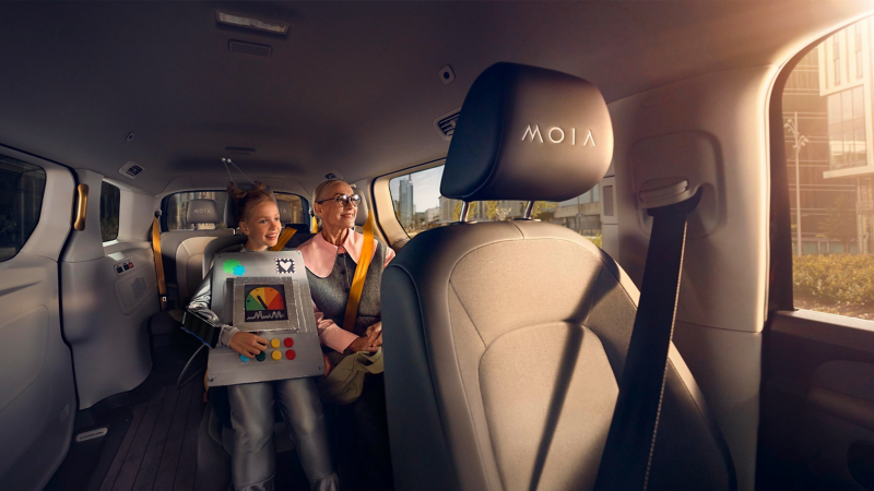 Zwei Passagiere in einem autonom fahrenden ID. Buzz.