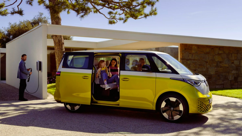  Une famille est dans l'ID. Buzz avec une porte ouverte.