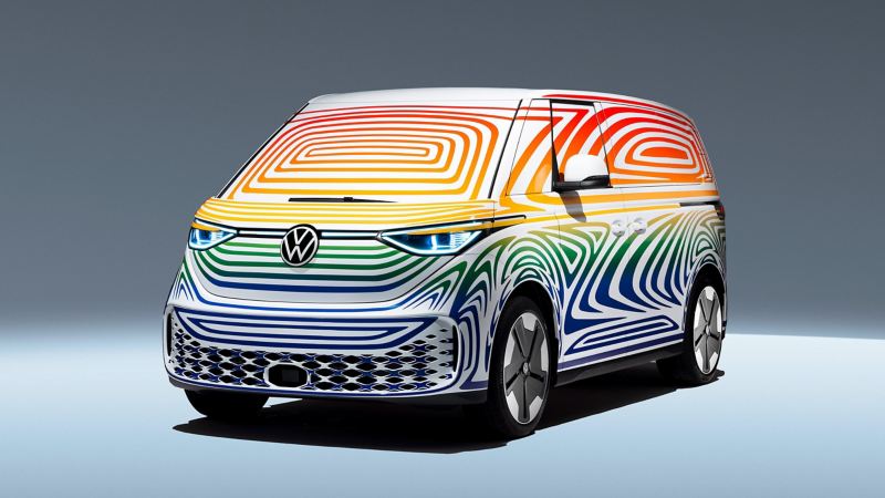 Le Volkswagen ID. Buzz en version camouflage coloré et présenté de trois-quarts.
