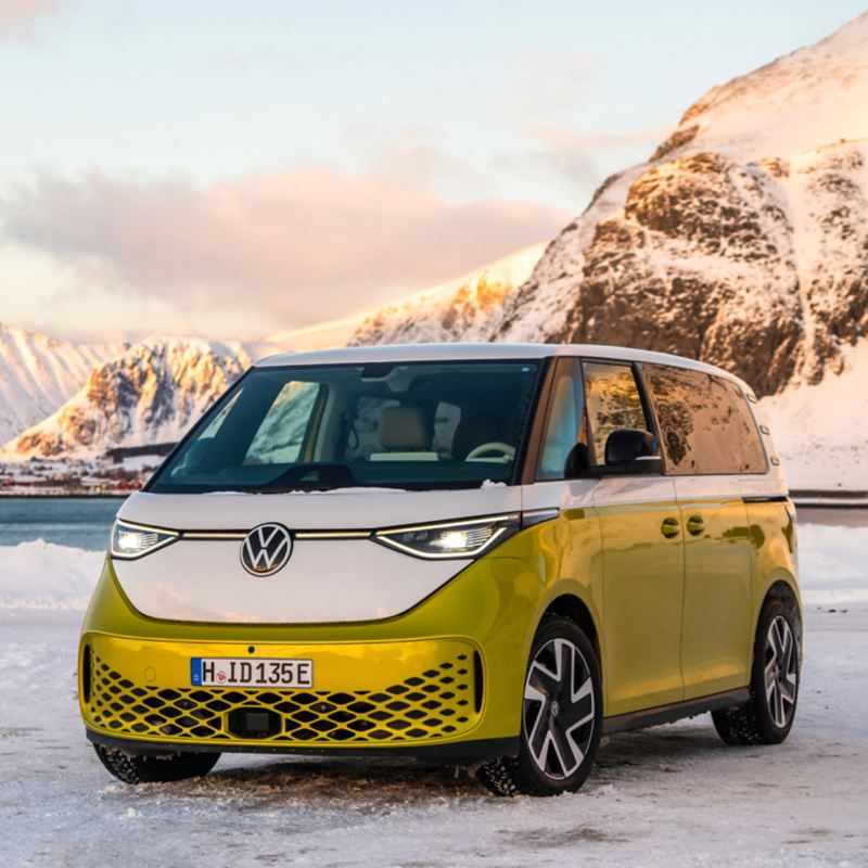 Un Volkswagen ID.Buzz parcheggiato sulla neve in montagna.