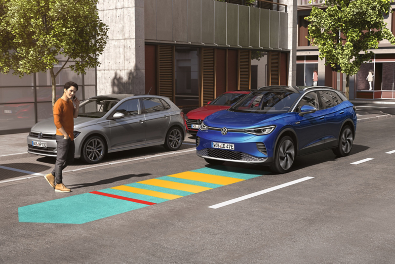 Grafikken viser, hvordan Front Assist fungerer. 