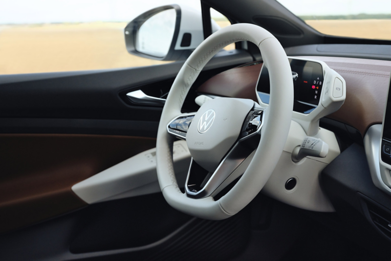 Vista laterale del volante multifunzione bianco nell'abitacolo della VW ID.4.