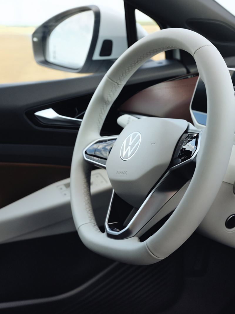 Detailansicht des Cockpit im VW ID.4. Zu sehen: weißes Multifunktionslenkrad und Tachometer. 