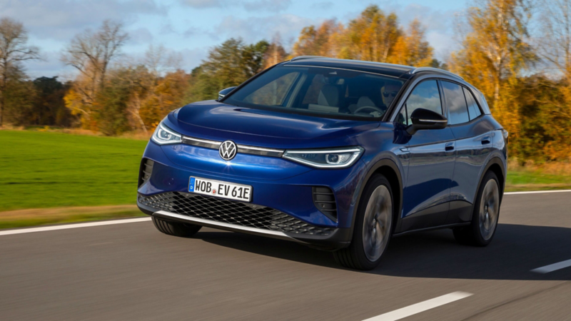 SUV eléctrico ID.4 con plataforma Modular Electric Drive Matrix en marcha sobre carretera 