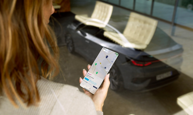 ID.5 en arrière plan avec une femme qui tient un téléphone sur une application We services
