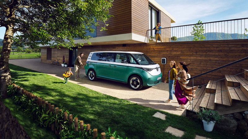 Volkswagen ID. Buzz 7-sits står parkerad vid en villa