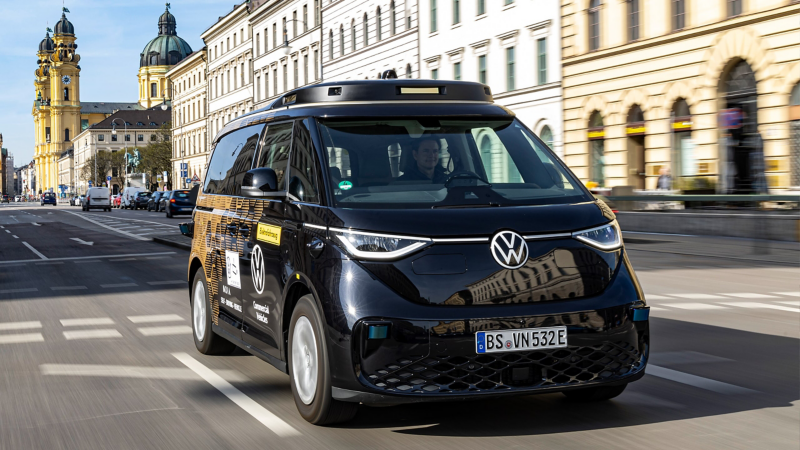 Ein selbstständig fahrender VW ID. Buzz in einer Großstadt.