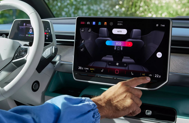 Interieur shot van het infotainmentsysteem waar de airconditioning wordt bediend