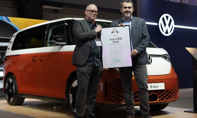 VW ID. Buzz elminibuss utsedd till Årets Elbil 2022. Helmut Löb tar emot diplomet av Fredrik Sandberg