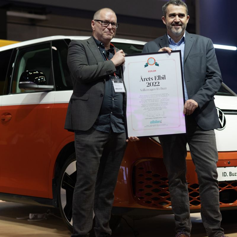 VW ID. Buzz elminibuss utsedd till Årets Elbil 2022. Helmut Löb tar emot diplomet av Fredrik Sandberg