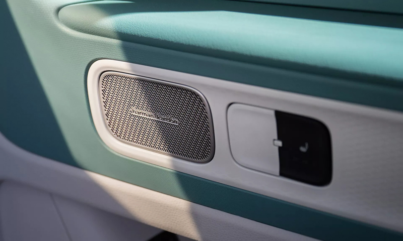 Detailshot van een Harman Kardon speaker in een Volkswagen ID. buzz