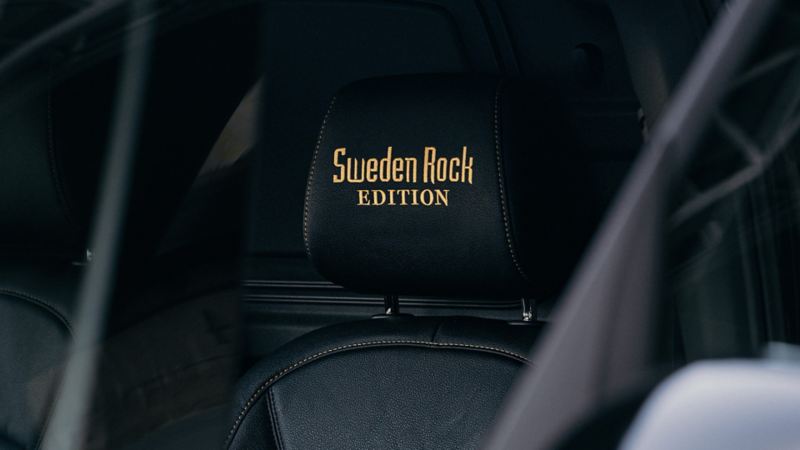 Ett broderat Sweden Rock-emblem på nackstödet i en ID. Buzz Cargo Sweden Rock Edition
