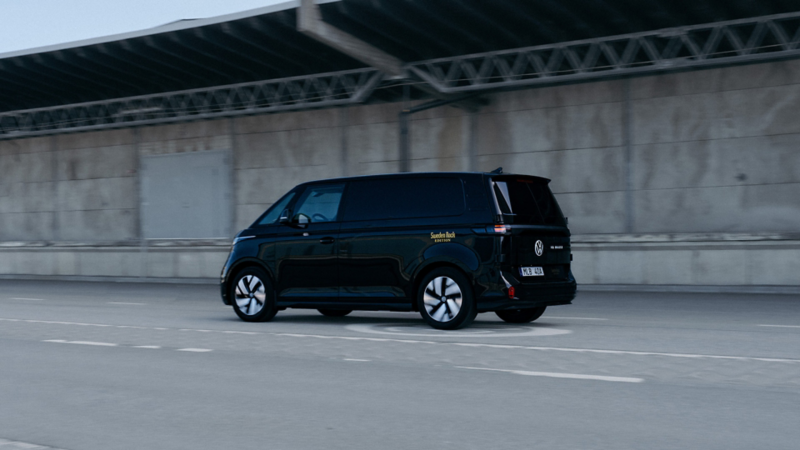 En svart ID. Buzz Cargo Sweden Rock Edition kör på en väg