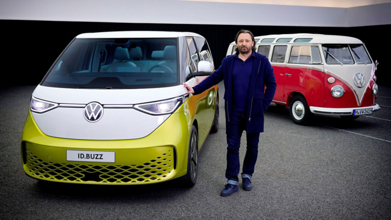 L'ID. Buzz aux côtés d'un Combi Volkswagen T1.