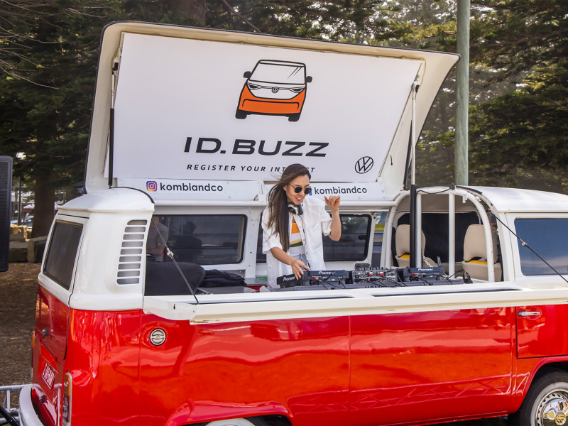 Female Djing on the ID. Buzz