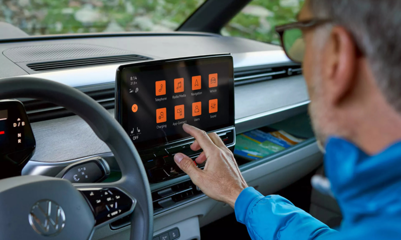 Detailshot van het Digital Cockpit in een Volkswagen ID. Buzz