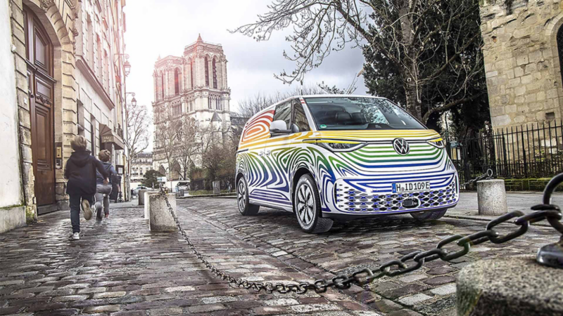 Furgoneta eléctrica ID.Buzz en las calles de París. Al fondo, la catedral de Notre Dame. 