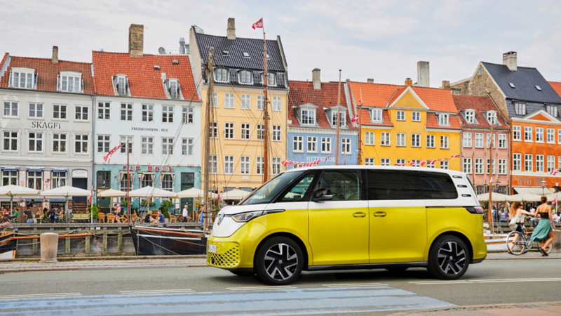 En tvåfärgad gul-vit VW ID Buzz elminibuss i Köpenhamn