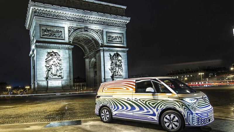 Furgoneta eléctrica de Volkswagen estacionada frente al Arco del Triunfo en París. 