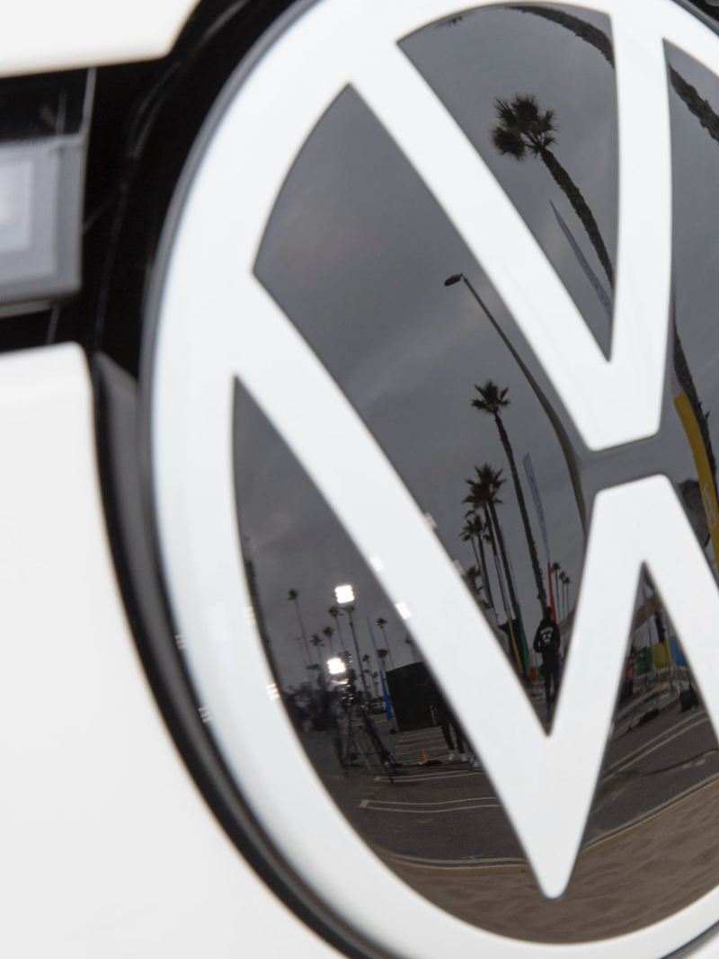 Ein Close-up auf das VW Logo.