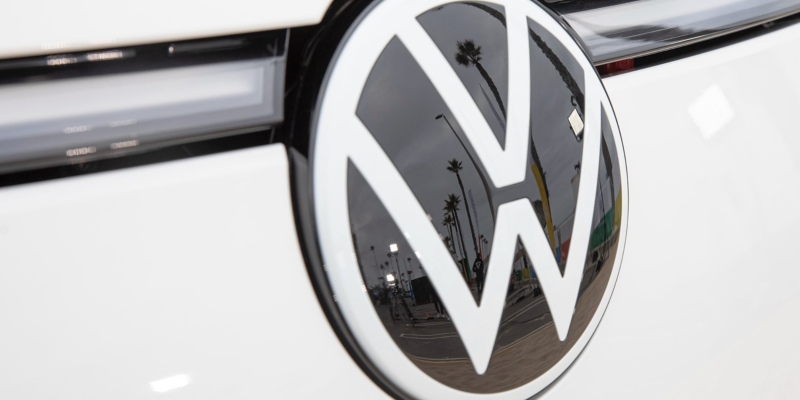 Ein Close-up auf das VW Logo.