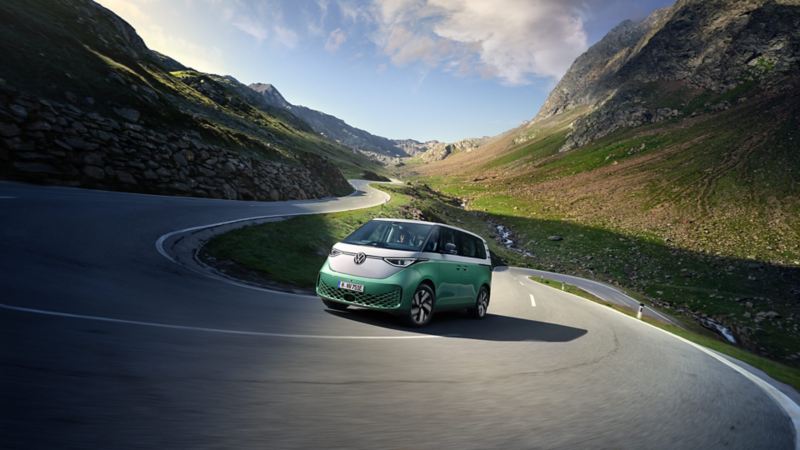 Volkswagen ID. Buzz vert en circulation sur une route de montagne.