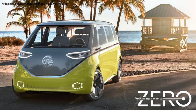 ID. Buzz, camioneta eléctrica de Volkswagen en la playa.