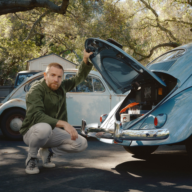 Ewan McGregor vicino a un Maggiolino elettrico Volkswagen.