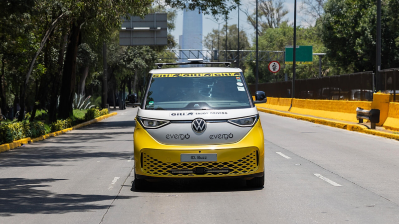 ID. Buzz circulando por las calles de la ciudad de México