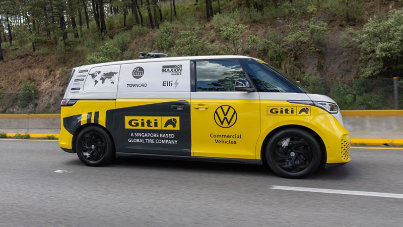 Vista lateral del vehículo eléctrico VW Id. Buzz en su recorrido a través del mundo