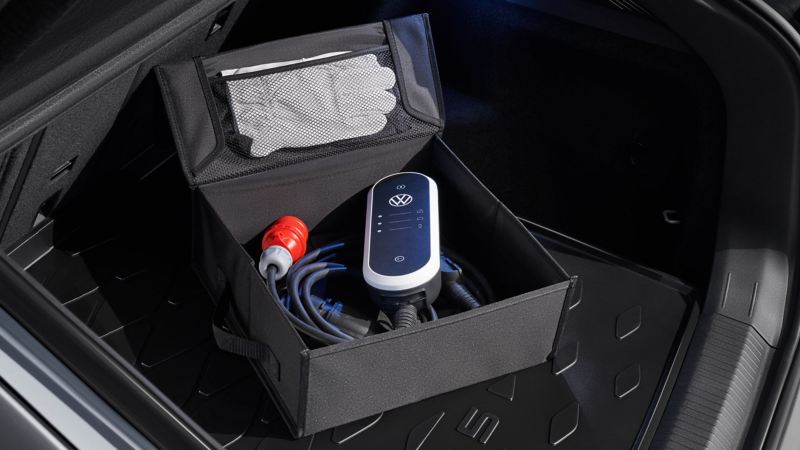 ID. Charger Travel, mobilt laddningssystem för elbil, i bagaget på en VW