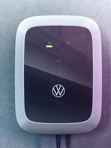 Ο φορτιστής ID. Wallbox από την Volkswagen Group Charging GmbH (Elli) στερεωμένος σε έναν τοίχο.