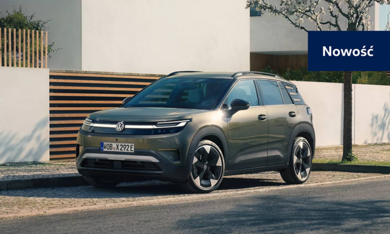 Niebieski Volkswagen ID. Polo jedzie po ulicy w mieście