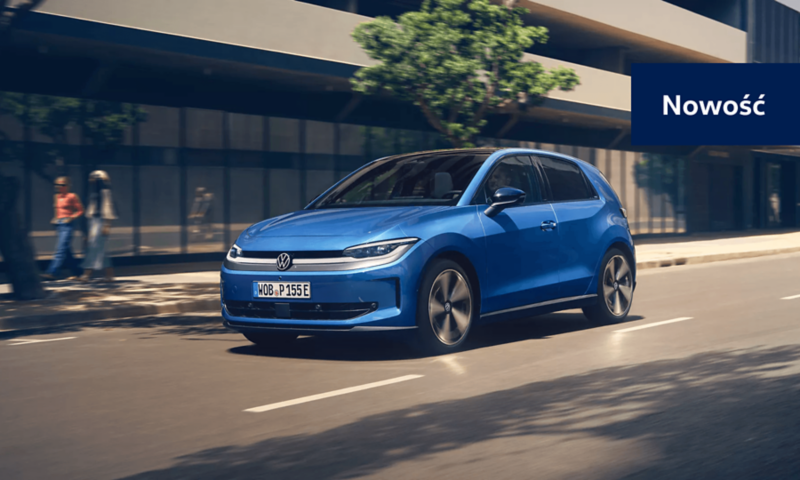Niebieski Volkswagen ID. Polo jedzie po ulicy w mieście