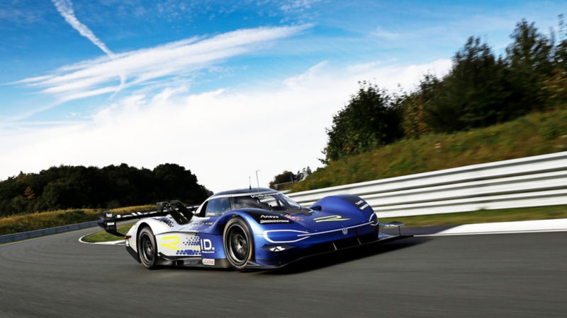 ID.R, el auto de carreras eléctrico de Volkswagen corriendo sobre pista