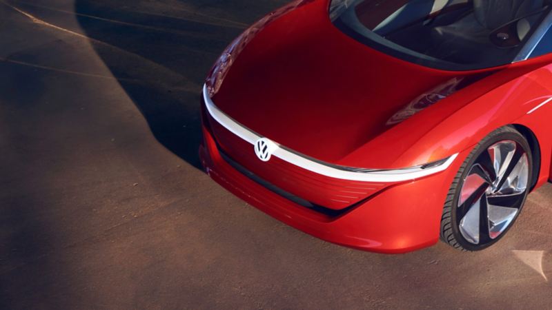Parte delante de un Volkswagen ID. Vizzion rojo en posición diagonal.