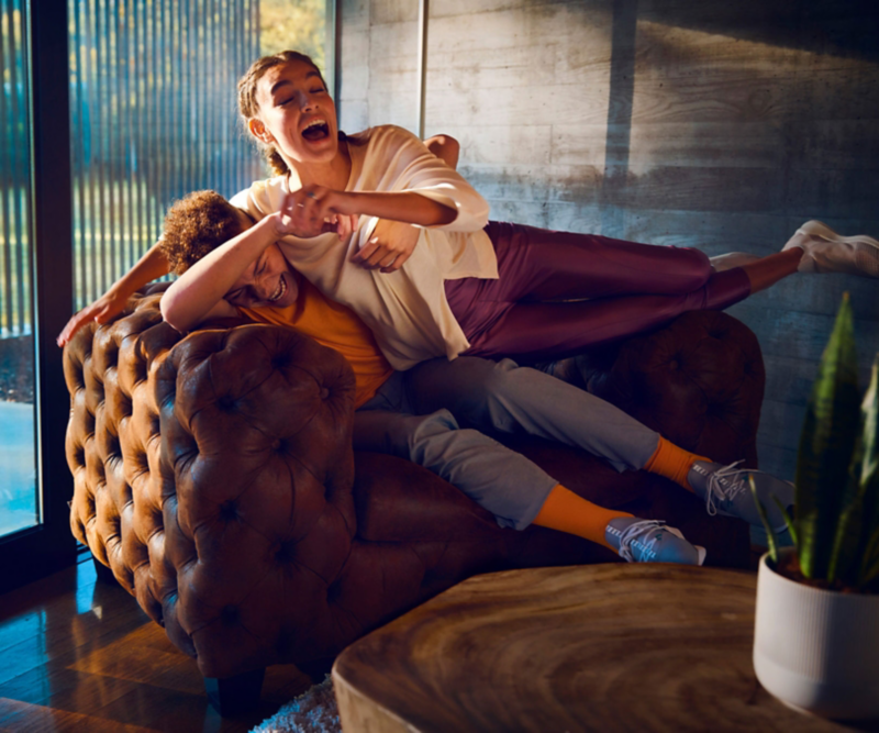Teenager beim Rangeln auf einem Sofa