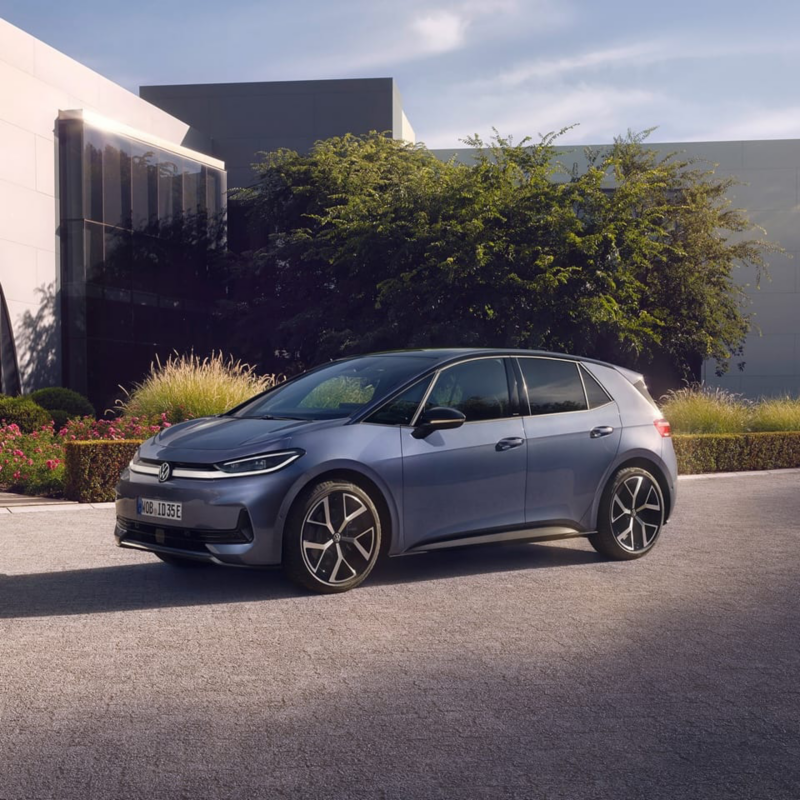 Volkswagen ID.3 Neo azul visto de costado delante de un jardín