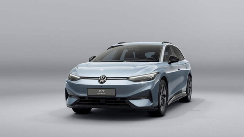Un ID.7 Tourer 100% eléctrico de Volkswagen color azul claro metalizado sobre un fondo gris
