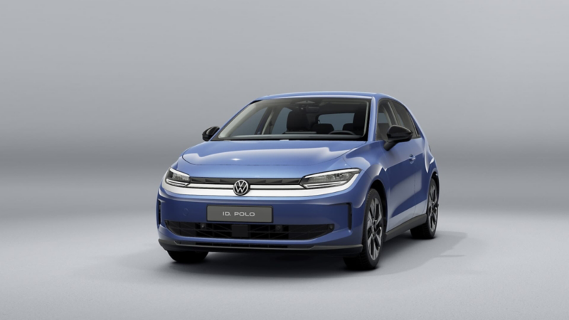 Un Nuevo ID. Polo 100% eléctrico de Volkswagen color azul metalizado sobre un fondo gris