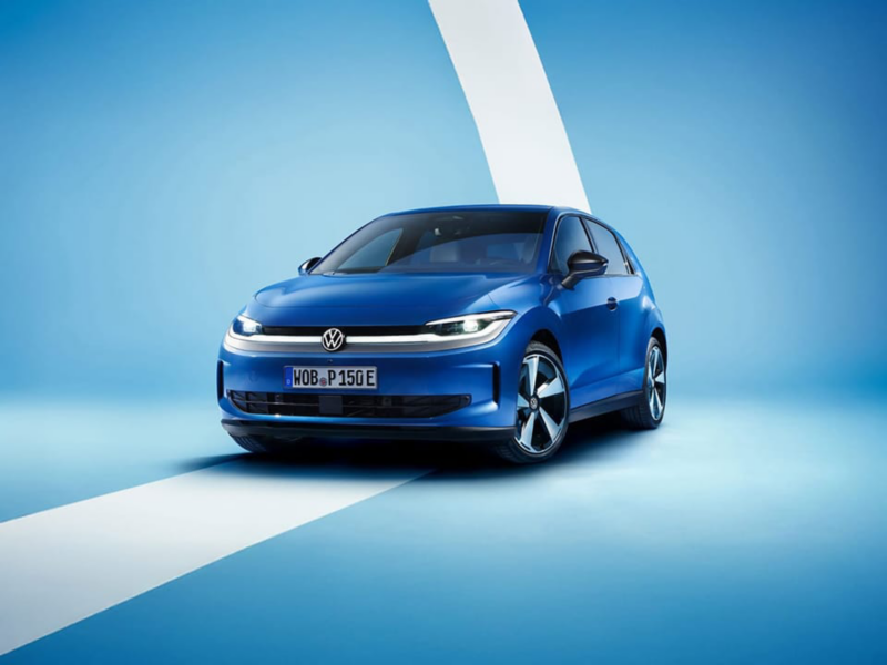 Un Volkswagen ID. Polo visto de frente sobre un fondo azul