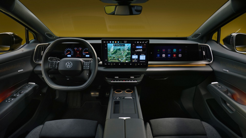 Innenraum des Volkswagen ID. Tiguan mit digitalem Cockpit und zentralem Infotainmentdisplay.