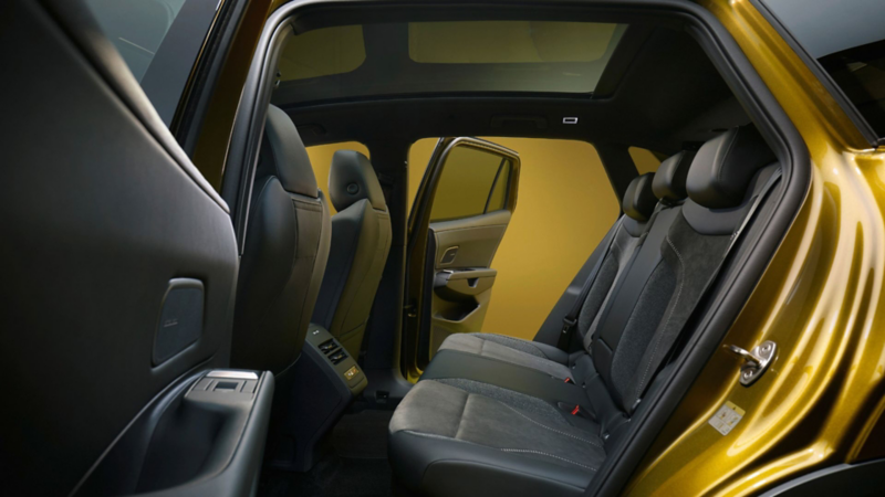 Rücksitzbereich des Volkswagen ID. Tiguan mit Panoramaglasdach und grosszügigem Platzangebot.