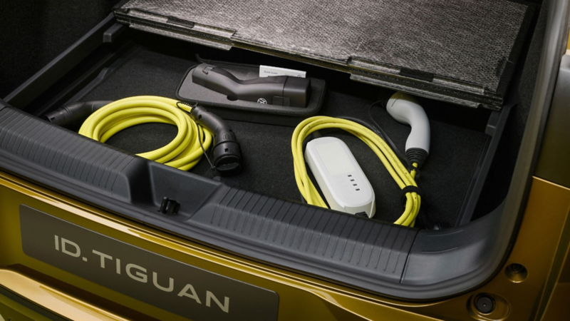 Unterflur-Staufach im Kofferraum des Volkswagen ID. Tiguan mit Ladekabel und Ladezubehör.