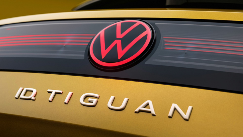 Beleuchtetes Volkswagen Logo und LED-Heckleuchte am Heck des goldfarbenen Volkswagen ID. Tiguan.